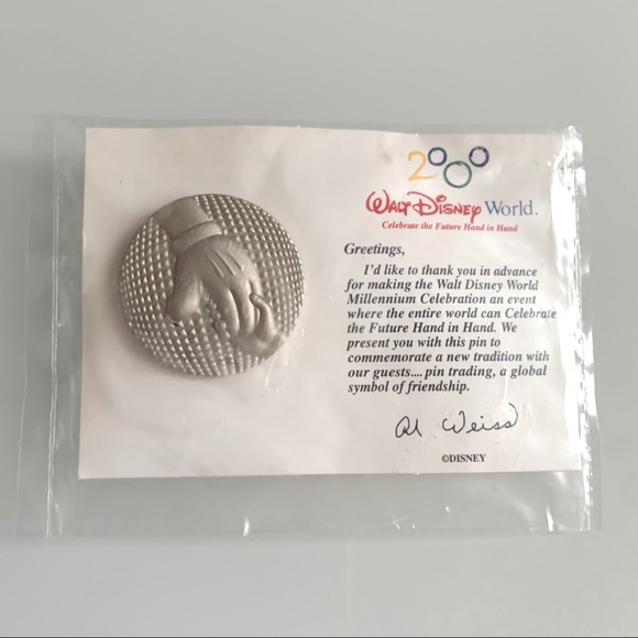 Celebrate The Future Hand In Hand - Walt Disney World Millennium Friendship Pin - Picture 1 of 8